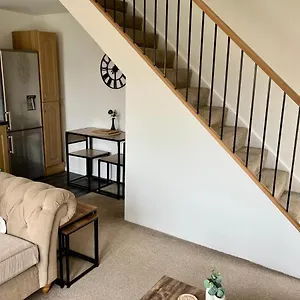 Holiday home Central, Stylish & Cosy With Large Garden & Parking,, Bournemouth